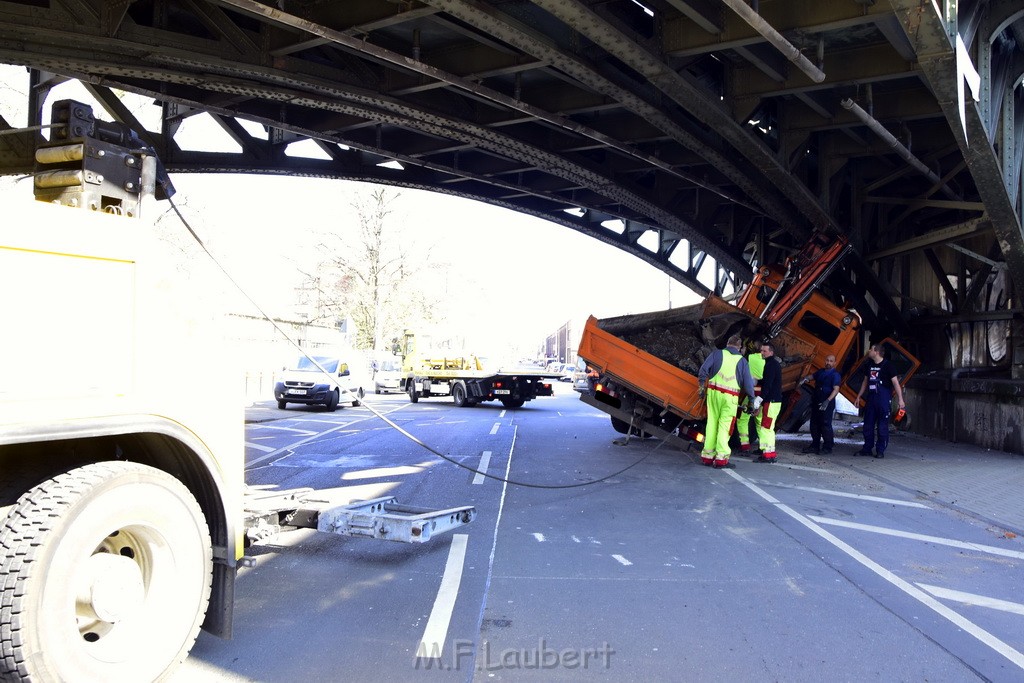 LKW blieb unter Bruecke haengen Koeln Deutz Deutz Muelheimerstr P079.JPG - Miklos Laubert